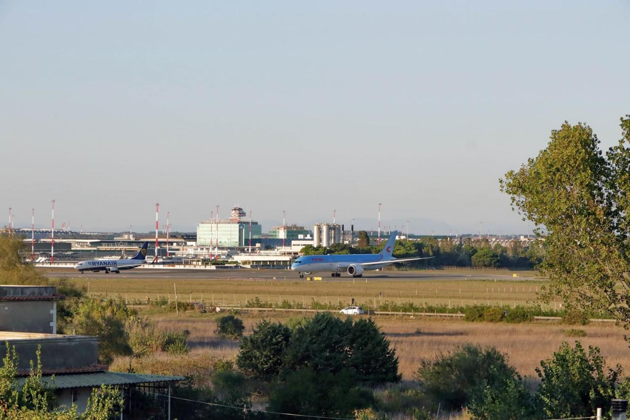 Bilocale Con Vista Sull'Aeroporto - Comodo Per Il Viaggio Fiumicino Ngoại thất bức ảnh
